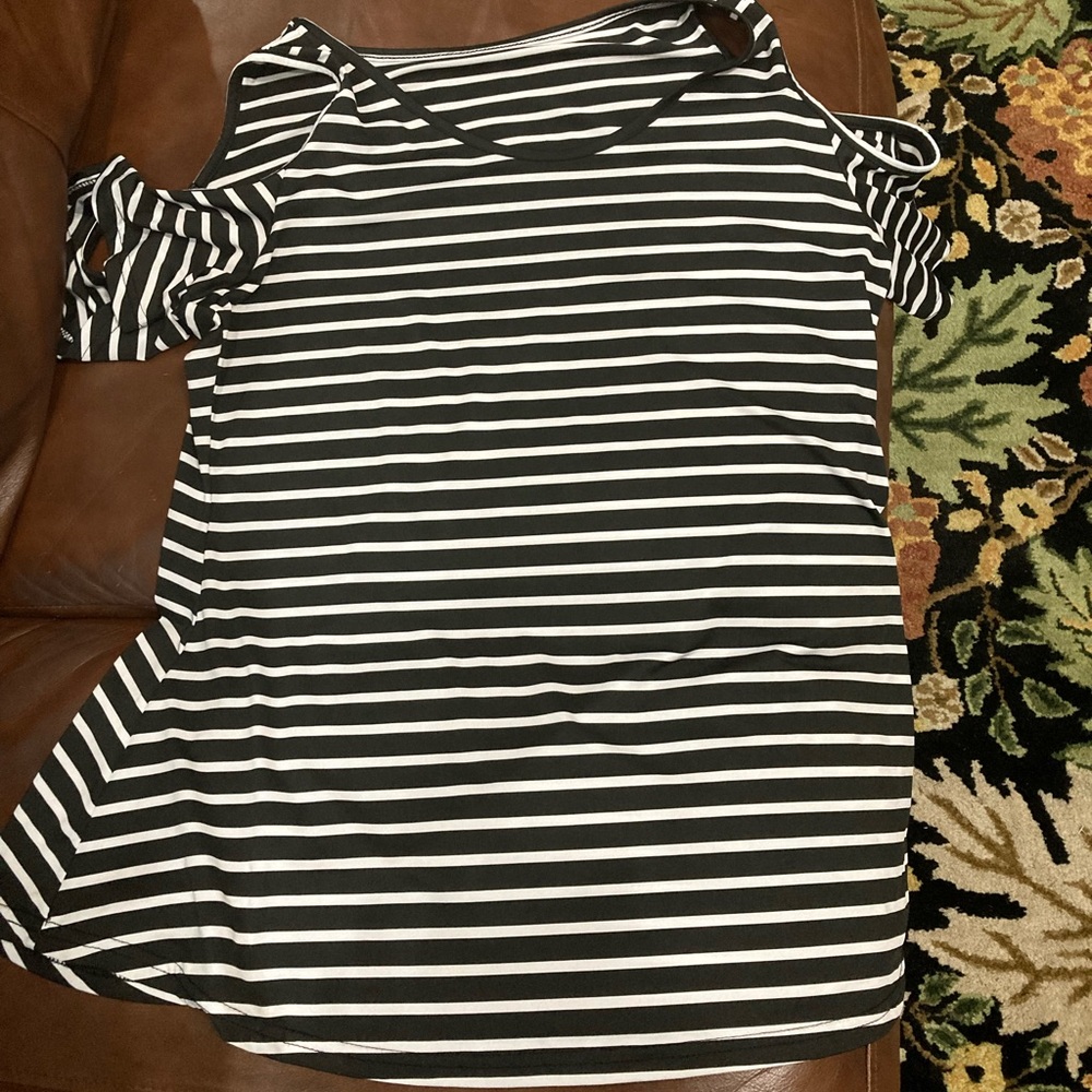 NWOT Black/White cold shoulder top XL